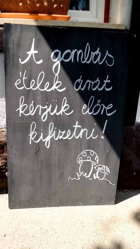 a tábla, amit már százszor láttam, de még mindig elmosolyodok rajta